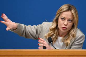 Giorgia Meloni durante coletiva de imprensa em Roma