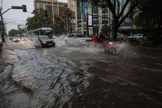 Ciclone extratropical deve atingir o Brasil e aumentar as chuvas em SP.