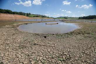 FR12 SAO PAULO - SP - 27/12/2025 - EXCLUSIVO EMBARGADO - CIDADES - RESERVATÓRIO JAGUARI-JACAREÍ - O reservatório Jaguari-Jacareí, no interior do estado de São Paulo, no município de Joanópolis, opera com menos de 18% de sua capacidade em meio à pior seca da última década.O maior reservatório paulista, responsável pelo abastecimento de cerca de 9 milhões de pessoas na Região Metropolitana de São Paulo, sofre os efeitos de três anos consecutivos de chuvas abaixo da média histórica, cenário que levou ao agravamento das medidas de racionamento de água na capital. FOTO: Felipe Rau/Estadão