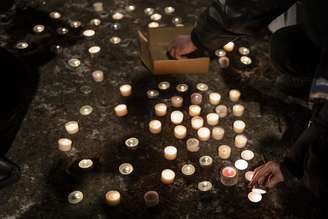 Velas comuns homenageiam 40 vítimas de incêndio em bar na Suíça