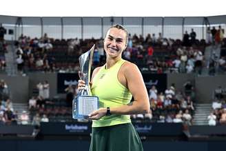 Sabalenka segurando seu novo troféu