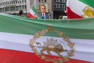Foto de Reza Pahlavi, filho do último xá do Irã, em protesto em Frankfurt, na Alemanha