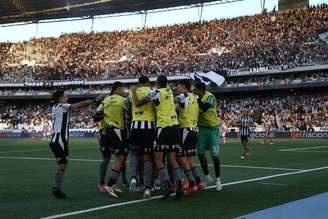Botafogo comemorando a vitória sobre o Fortaleza 