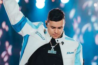 Cantor Yeison Jiménez se apresentando