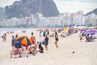 Movimentação na praia do Leme, Zona Sul do Rio do Janeiro nesta quarta-feira, 7/1