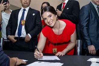 A delegada Raphaela Natali Cardoso, durante sua posse.