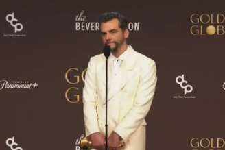 Wagner Moura concedendo entrevista coletiva após vitória no Globo de Ouro