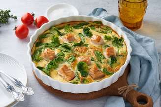 Omelete de forno de salmão com brócolis e espinafre