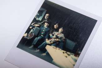 O jornalista Vladimir Herzog ao lado da esposa, Clarice, e dos filhos, Ivo e André, em fotografia.