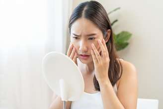 Trânsito intenso e poluentes invisíveis aceleram o envelhecimento da pele nas grandes cidades