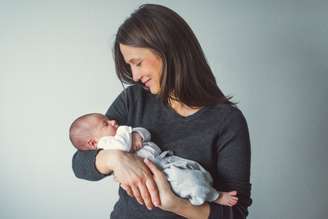 A psicologia puerperal aborda os aspectos emocionais vivenciados no período pós-parto e suas implicações na saúde mental feminina