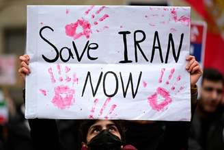 Manifestante contra o atual governo iraniano protesta em frente ao Consulado dos EUA em Milão