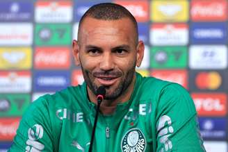 Weverton durante coletiva –
