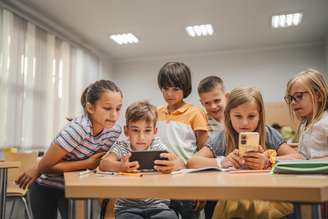 Menos tela, mais presença: após um ano sem celular em sala, escolas observam mudanças no foco, na convivência e no bem