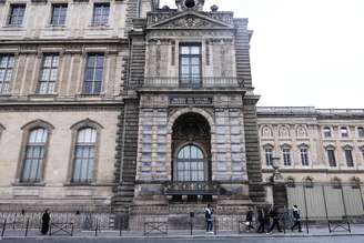 Após roubo, Louvre instalou grade de proteção na janela da Galeria Apollo