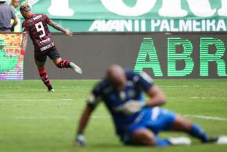 Gabigol comemora gol contra o Palmeiras, em 2019