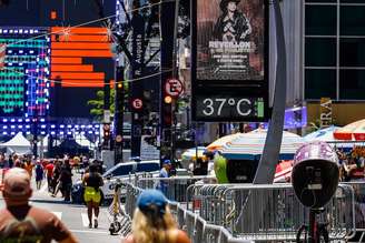 Relógios de rua marcam temperaturas acima de 30°C na Av. Paulista, em São Paulo, em dezembro de 2025