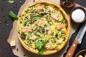Quiche de salmão com espinafre