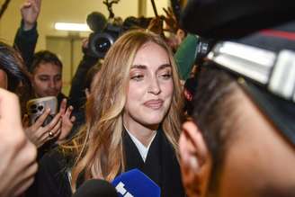 Chiara Ferragni é cercada por jornalistas ao deixar tribunal em Milão