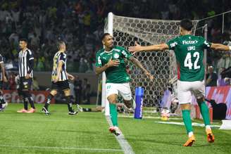 Allan comemora gol do Palmeiras contra o Santos