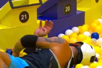 Henri Castelli tem crise durante prova do BBB