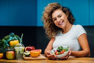 A combinação entre alimentação equilibrada e exercícios é essencial para preservar músculos e ossos na menopausa