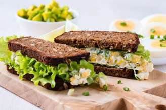 Sanduíche de abacate com ovo