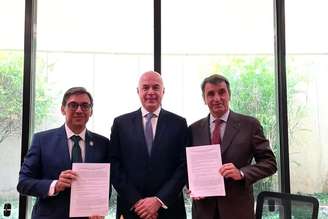 Marcel Botelho e Alessandro Cortese mostram o documento da parceria