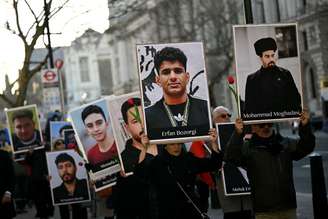 Manifestação em Londres exibe fotos de vítimas do regime iraniano