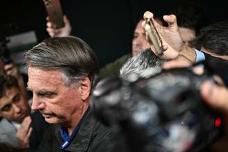 Jair Bolsonaro cumpre pena de 27 anos e 3 meses de prisão por golpe de Estado
