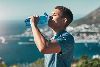 No verão, o cuidado com a hidratação deve ser redobrado