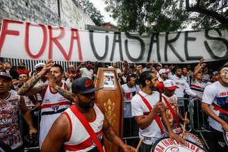 Membros de organizadas do São Paulo se reúnem do lado de fora do MorumBis enquanto Conselho vota impeachment de Júlio Casares.