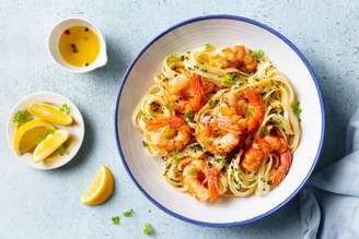 Macarrão com camarão ao limão e ervas