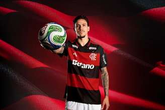 Pedro com a camisa do Flamengo para o ano de 2026.