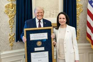 Corina Machado entrega a Trump medalha do Nobel da Paz