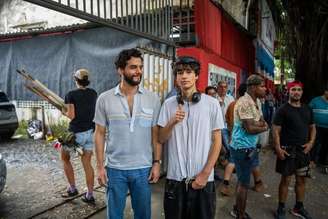 Wagner Moura com o filho mais velho, Bem, de 19 anos, nos bastidores de 'O Agente Secreto'.