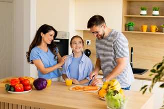 Os meses de férias favorecem o consumo de alimentos frescos, como frutas, verduras e legumes, além de preparações caseiras