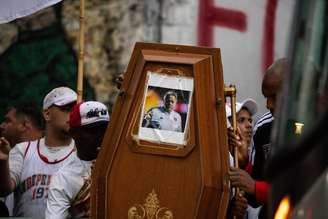 Caixão com a foto de Julio Casares em protesto da torcida do São Paulo