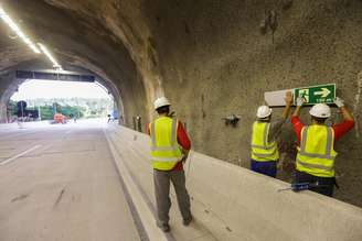 Rodovia dos Tamoios, estrada de acesso para o Litoral Norte de São Paulo. Obras de ampliação com a construção na Nova Tamoios e fluxo de automóveis e funcionários da obra trabalhando