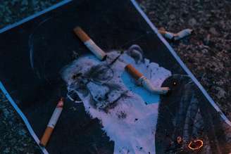 Imagem de Khamenei foi queimada com cigarros em protesto na Itália