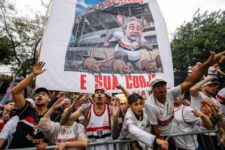 Torcida do São Paulo protestou em frente ao clube durante votação do Conselho Deliberativo.