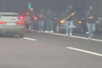 Imagens de câmeras em rodovia mostram torcedores armados indo para confronto