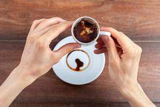 Excesso de cafeína pode provocar sintomas físicos parecidos com os da ansiedade