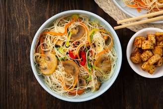 Macarrão de arroz com tofu, cogumelo e legumes salteados