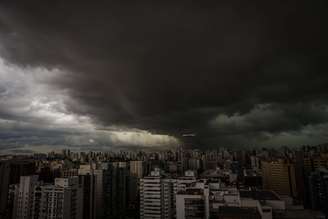 Movimentação de aviões em meio as nuvens negras rumo ao aeroporto de Congonhas.