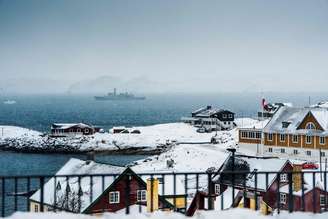 Vista da costa de Nuuk, principal centro habitado da Groenlândia