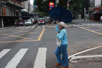 Alerta de ressaca do mar e ventos fortes em SP. Na foto, dia de ventania na cidade de São Paulo.