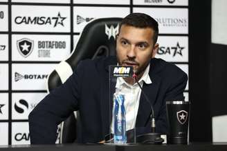 Alessandro Brito durante a apresentação de Martín Anselmi 