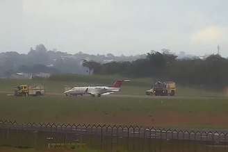 Jato faz pouso de emergência no aeroporto de Viracopos, em Campinas