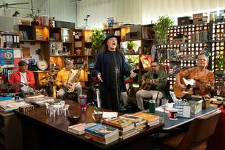 Alceu Valença acompanhado de banda no formato intimista do Tiny Desk Brasil